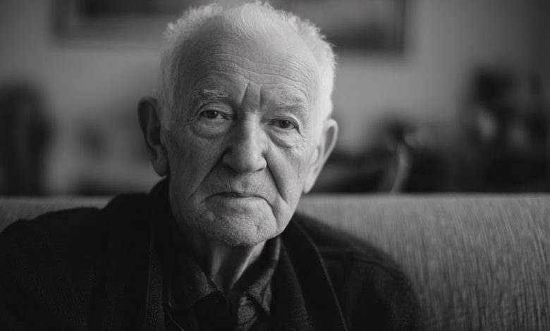 O vovô me criou depois que meus pais faleceram e sempre dizia que, além dele, eu não tinha mais ninguém. Mas duas semanas após seu funeral, recebi uma ligação… e tudo o que eu sabia sobre minha vida revelou-se uma mentira O vovô me criou depois que meus pais faleceram e sempre dizia que, além dele, eu não tinha mais ninguém. Mas duas semanas após seu funeral, recebi uma ligação… e tudo o que eu sabia sobre minha vida revelou-se uma mentira