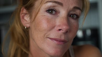 Eu entrei abruptamente no quarto do meu filho pensando que o pegaria com a namorada em algo inapropriado. O que eu vi me fez sentir como uma completa idiota