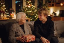 Meu neto de repente começou a se interessar pelo meu passado — ele vinha, anotava, perguntava de novo. Eu pensei que fosse um projeto escolar. Mas no meu septuagésimo aniversário, ele me deu um presente que mudou tudo…