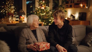 Meu neto de repente começou a se interessar pelo meu passado — ele vinha, anotava, perguntava de novo. Eu pensei que fosse um projeto escolar. Mas no meu septuagésimo aniversário, ele me deu um presente que mudou tudo…