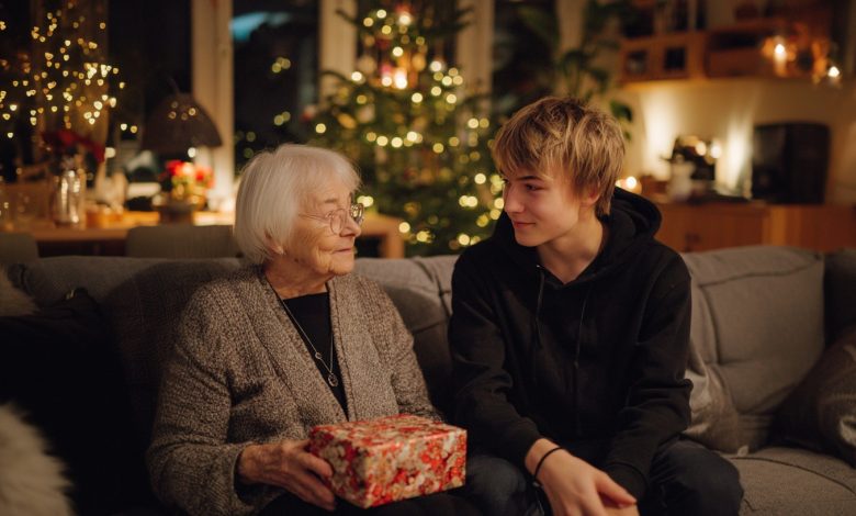 Meu neto de repente começou a se interessar pelo meu passado — ele vinha, anotava, perguntava de novo. Eu pensei que fosse um projeto escolar. Mas no meu septuagésimo aniversário, ele me deu um presente que mudou tudo… Meu neto de repente começou a se interessar pelo meu passado — ele vinha, anotava, perguntava de novo. Eu pensei que fosse um projeto escolar. Mas no meu septuagésimo aniversário, ele me deu um presente que mudou tudo…