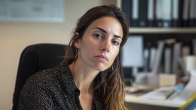 A chefe saía do escritório em cada almoço exatamente por duas horas, desculpando-se com reuniões com clientes. Até que o marido dela apareceu no escritório e…