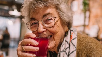 Os parentes ricos do meu marido convidaram minha mãe aposentada para um aniversário em um restaurante e, como de costume, “esqueceram” as carteiras. Mas ela os ensinou uma lição que agora não somos mais convidados…