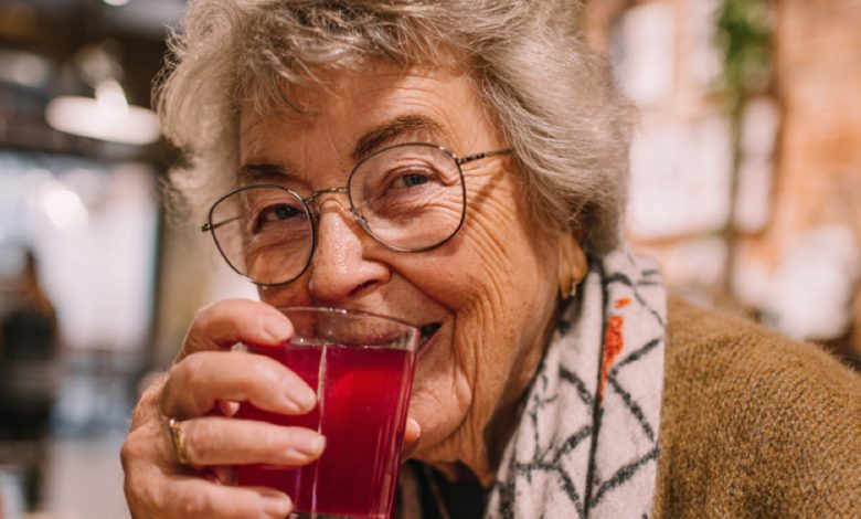 Os parentes ricos do meu marido convidaram minha mãe aposentada para um aniversário em um restaurante e, como de costume, “esqueceram” as carteiras. Mas ela os ensinou uma lição que agora não somos mais convidados… Os parentes ricos do meu marido convidaram minha mãe aposentada para um aniversário em um restaurante e, como de costume, “esqueceram” as carteiras. Mas ela os ensinou uma lição que agora não somos mais convidados…