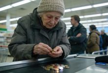 Com mãos trêmulas, ela contava as moedas no caixa, atrasando a fila. Todos ficaram irritados, sem saber que a pobre senhora estava comprando comida que nem era para ela mesma…