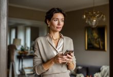 O meu marido reenviou-me a lista de presentes de Natal da minha sogra para toda a família – para todos coisas caras, e quando cheguei ao meu nome, fiquei paralisada… O meu marido viu o meu rosto e percebeu que desta vez ela tinha ido longe demais…