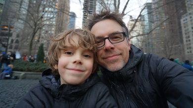 A esposa me deixou com nosso filho de 4 anos autista e, dois anos depois, apareceu chorando com um saco de presentes e pedidos de desculpas. Peguei o saco dela, olhei em seus olhos e…