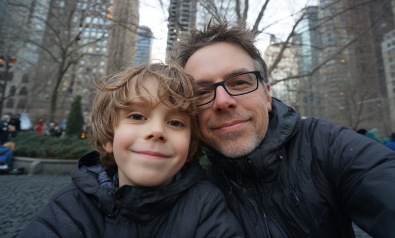 A esposa me deixou com nosso filho de 4 anos autista e, dois anos depois, apareceu chorando com um saco de presentes e pedidos de desculpas. Peguei o saco dela, olhei em seus olhos e…