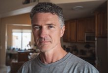 Na juventude, abandonei minha namorada grávida, com medo da responsabilidade. 25 anos depois, meu filho adulto me encontrou, e o que ele disse me fez chorar…