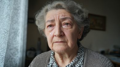 Por 15 anos, dei metade da minha pensão ao meu filho — ele dizia que mal conseguia fazer as contas fecharem. Um dia, por acaso, entrei na sua página de rede social. E vi fotos que explicavam para onde meu dinheiro estava indo durante todos esses anos… Por 15 anos, dei metade da minha pensão ao meu filho — ele dizia que mal conseguia fazer as contas fecharem. Um dia, por acaso, entrei na sua página de rede social. E vi fotos que explicavam para onde meu dinheiro estava indo durante todos esses anos…