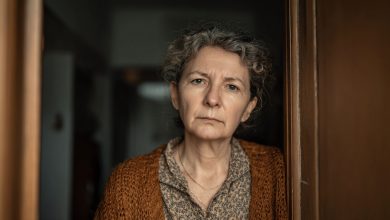 A vizinha de cima constantemente inundava meu apartamento e se recusava a pagar pelo conserto. Eu aguentei por um ano. Até que, por acaso, descobri um de seus segredos. E o usei de tal forma que ela mesma veio com o dinheiro e pedidos de desculpas…