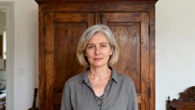 Decidi vender o antigo armário da minha avó, mas o comprador notou uma assinatura sob o verniz, ao ver a qual entendi que não era apenas um móvel velho…