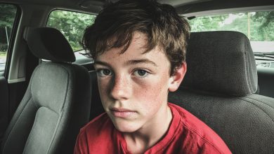 Meu filho se fechou em si mesmo após uma semana na casa da avó. A verdade que a psicóloga revelou me deixou perplexa…