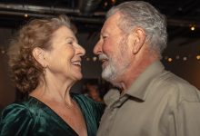 Depois que meu marido se foi, eu temia até mesmo pensar em novos relacionamentos… até que sua mão vacilou em minhas costas…