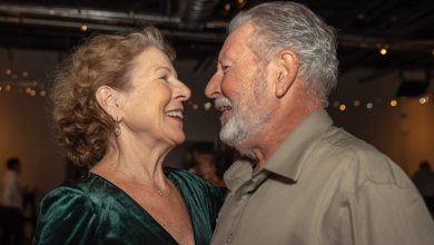 Depois que meu marido se foi, eu temia até mesmo pensar em novos relacionamentos… até que sua mão vacilou em minhas costas…