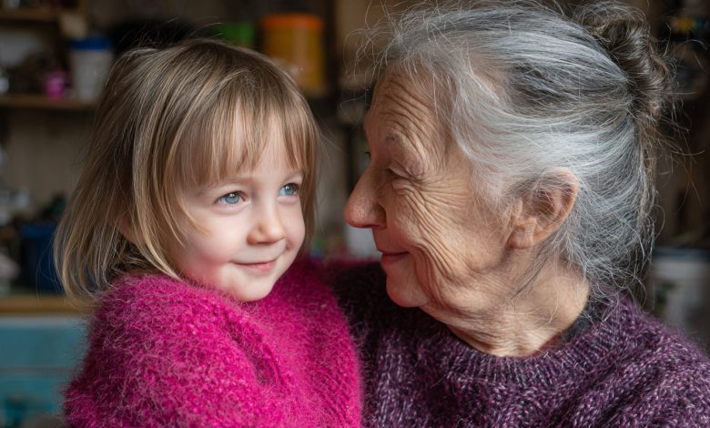A vizinha se recusou a pagar à minha mãe de 73 anos por cuidar de sua filha, alegando que ela «já fica em casa sem fazer nada» — então eu não aguentei e intervi para resolver a situação…