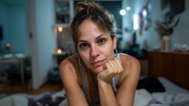 Uma amiga pediu para eu fingir ser sua irmã durante um jantar — e no meio da noite a polícia chegou