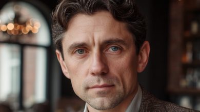 Duas semanas meu marido chegava tarde em casa, dizia que estava fazendo hora extra, mas eu não acreditava e decidi segui-lo. Quando vi ele tocando a campainha de uma casa estranha…