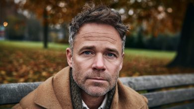 Eu paguei a educação de seis filhos, mas depois descobri que nenhum deles era meu — acusei minha esposa de traição até ela me entregar um envelope que mudou tudo