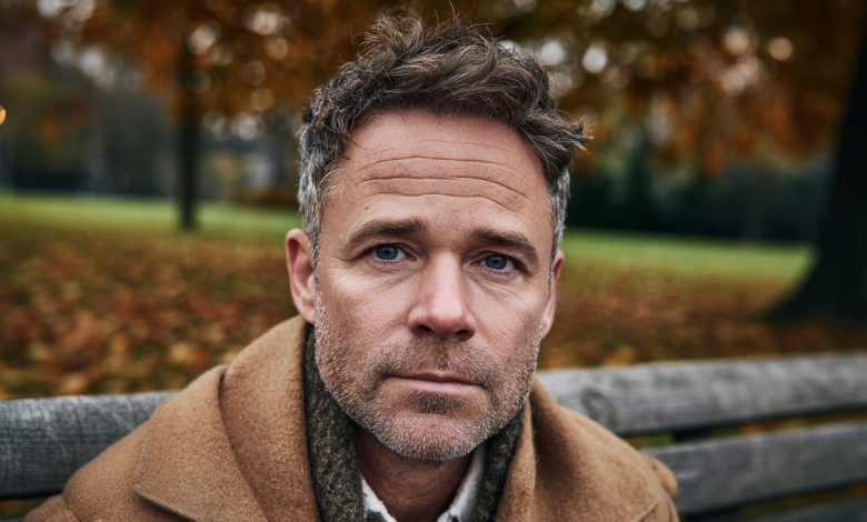 Eu paguei a educação de seis filhos, mas depois descobri que nenhum deles era meu — acusei minha esposa de traição até ela me entregar um envelope que mudou tudo