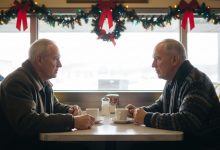 Eu e dois dos meus melhores amigos prometemos nos encontrar no Natal daqui a 30 anos — em vez de um dos rapazes, veio uma desconhecida e nos deixou sem palavras