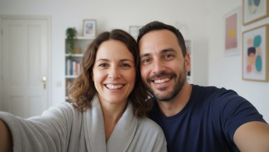 Meu marido mudou-se para o quarto de hóspedes alegando que eu roncava — mas fiquei sem palavras quando descobri o que ele realmente fazia lá