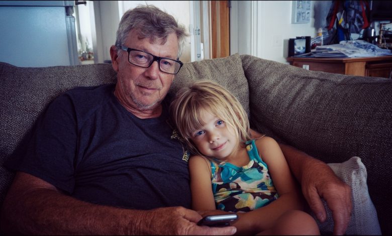 Eu criei minha neta depois que a família dela morreu em um acidente. E, vinte anos depois, ela me passou uma nota que revelou a verdade sobre aquela noite e aquele terrível acidente… Eu criei minha neta depois que a família dela morreu em um acidente. E, vinte anos depois, ela me passou uma nota que revelou a verdade sobre aquela noite e aquele terrível acidente…