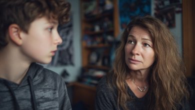 «Você não vai comprar o lugar da minha mãe», disse o meu enteado quando ofereci pagar seus estudos na faculdade. Cinco anos depois, ele mesmo me ligou com um pedido que me deixou sem fôlego…