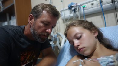 Um estranho vinha diariamente ao hospital e segurava a mão da minha filha por horas enquanto ela estava em coma. Quando descobri quem ele realmente era, meu coração se despedaçou…