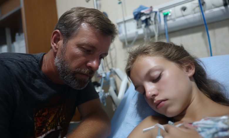 Um estranho vinha diariamente ao hospital e segurava a mão da minha filha por horas enquanto ela estava em coma. Quando descobri quem ele realmente era, meu coração se despedaçou…