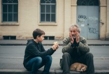 O menino deu seu almoço a um desconhecido congelado na rua — e não sabia que era um teste