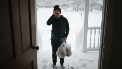 Meu marido me deixou do lado de fora no frio — e o que vi lá dentro mudou tudo