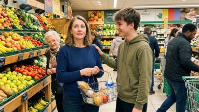 Uma cliente arrogante com um carrinho cheio cortou a mãe em uma cadeira de rodas no caixa — o que soou pelos alto-falantes fez com que ela congelasse