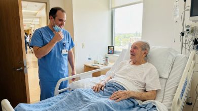 Ele compartilhou seu almoço com um menino pobre na escola — anos depois eles se encontraram em um quarto de hospital