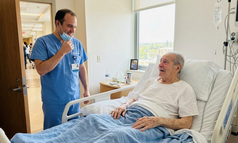 Ele compartilhou seu almoço com um menino pobre na escola — anos depois eles se encontraram em um quarto de hospital