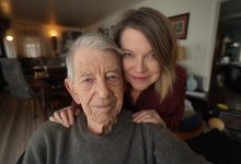 Meu padrasto me criou como se eu fosse sua filha depois que minha mãe faleceu, e foi no funeral dele que descobri a verdade que me escondiam há muitos anos…