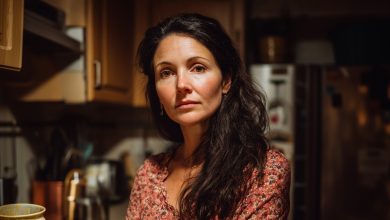 Voltei do trabalho mais cedo e ouvi uma risada feminina na cozinha. Naquele momento, ainda não sabia como a noite iria terminar…