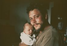 Minha esposa me deixou e ao nosso filho recém-nascido e surdo ainda no hospital, mas 20 anos depois, ela voltou com uma exigência rigorosa para ele…