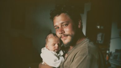 Minha esposa me deixou e ao nosso filho recém-nascido e surdo ainda no hospital, mas 20 anos depois, ela voltou com uma exigência rigorosa para ele…