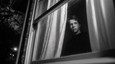 O filho do vizinho piscava para mim todas as noites usando o código Morse. Um dia, ele mudou o sinal — e meu sangue gelou