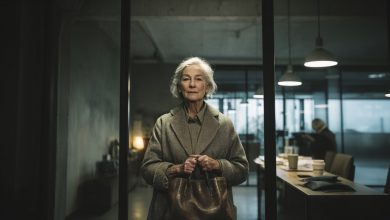 O chefe humilhou publicamente uma senhora idosa em nosso escritório. Mal sabia ele que ela era a mãe do dono da empresa