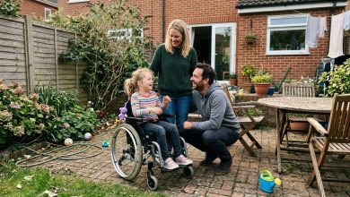 Adotámos uma menina de quem todos desistiram porque ela estava numa cadeira de rodas — e vinte e cinco anos depois, uma carta revelou a verdade sobre o seu passado…