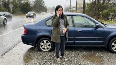 Eu estava no oitavo mês quando meu marido me deixou com um pneu furado na chuva — e ficou pálido ao ver quem chegou em seu lugar