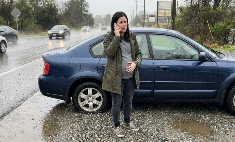 Eu estava no oitavo mês quando meu marido me deixou com um pneu furado na chuva — e ficou pálido ao ver quem chegou em seu lugar