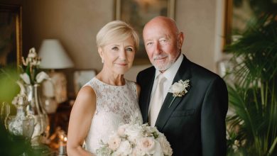 Meu pai se casou com minha tia quando minha mãe já não estava mais aqui — e no meio do casamento, meu irmão me disse: “Papai não é quem finge ser”