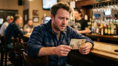 Encontrei uma carteira no bar — e dentro dela estava minha foto de infância