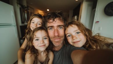 Eu devolvi a carteira encontrada com dinheiro — e na manhã seguinte o xerife bateu à porta