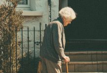 Paguei o almoço de uma mulher cega num posto de gasolina, e no dia seguinte um homem de terno caro bateu à minha porta e começou uma conversa séria…