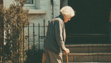 Paguei o almoço de uma mulher cega num posto de gasolina, e no dia seguinte um homem de terno caro bateu à minha porta e começou uma conversa séria…