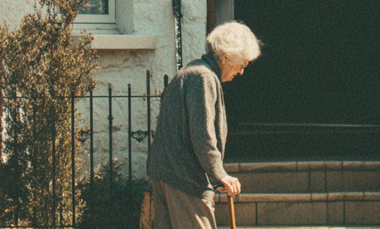 Paguei o almoço de uma mulher cega num posto de gasolina, e no dia seguinte um homem de terno caro bateu à minha porta e começou uma conversa séria…